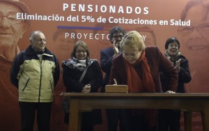 Presidenta-Michelle-Bachelet-firma-Proyecto-de-Ley-que-elimina-cotización-de-salud-a-mayores-de-65-años