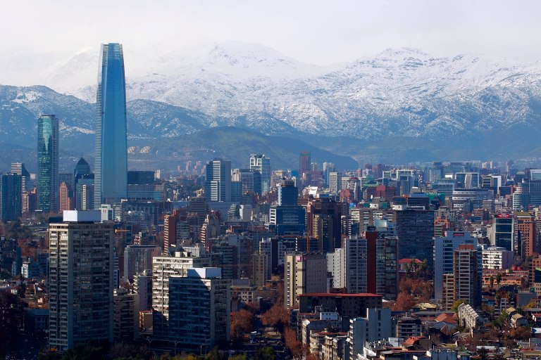 06 de Agosto de 2014/SANTIAGO Luego del frente de mal tiempo de esta mañana que  trajo lluvias en Santiago se pudo ver la cordillera nevada en un cielo casi despejado.  FOTO: FELIPE FREDES FERNANDEZ/AGENCIAUNO