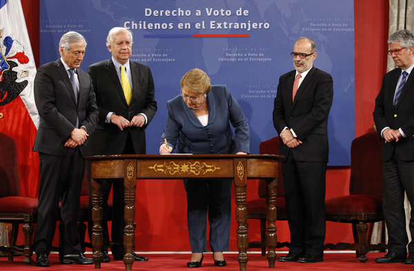 Santiago 16 de octubre de 2015. La Presidenta de la Republica, Michelle Bachelet, firma Proyecto de Ley que regula el ejercicio del derecho a voto de los chilenos en el extranjero. Paul Plaza/Aton Chile.