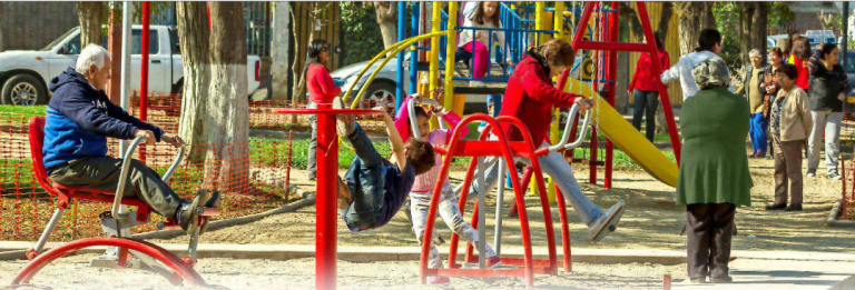 Los chilenos confían poco en los demás y tienen menos amigos que hace 10 años