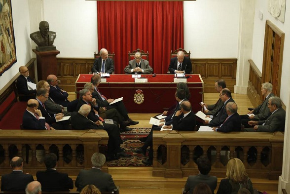 Expertos juristas plantean una reforma federal de la Constitución